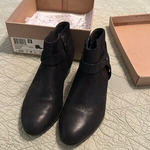 Cute boots Worn once box says suede but it’s just like smooth leather smoke free